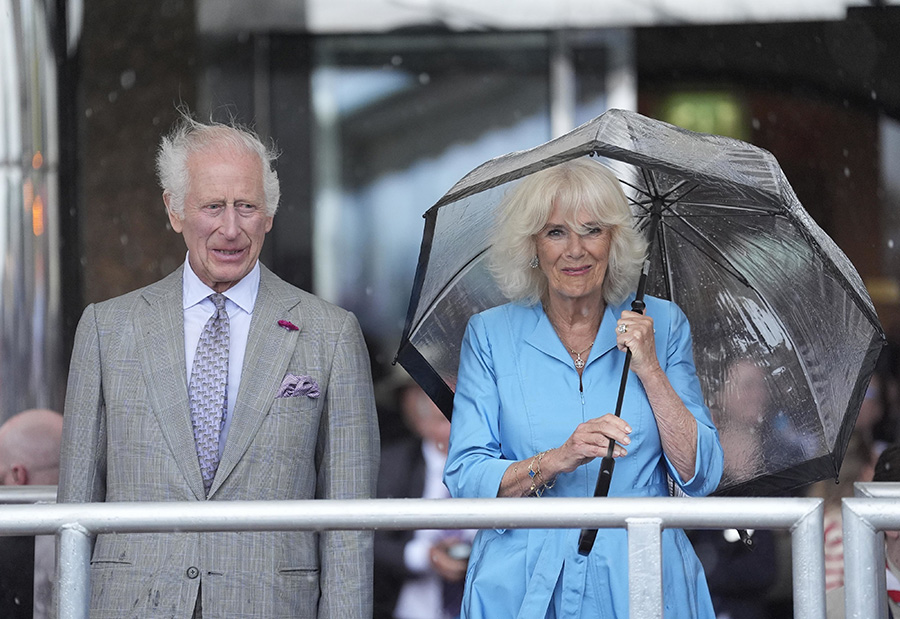 Kung Charles och Camilla förda till säkerhet: misstänkt på taket