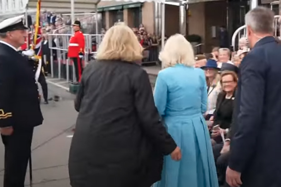 Kung Charles och Camilla förda till säkerhet: misstänkt på taket