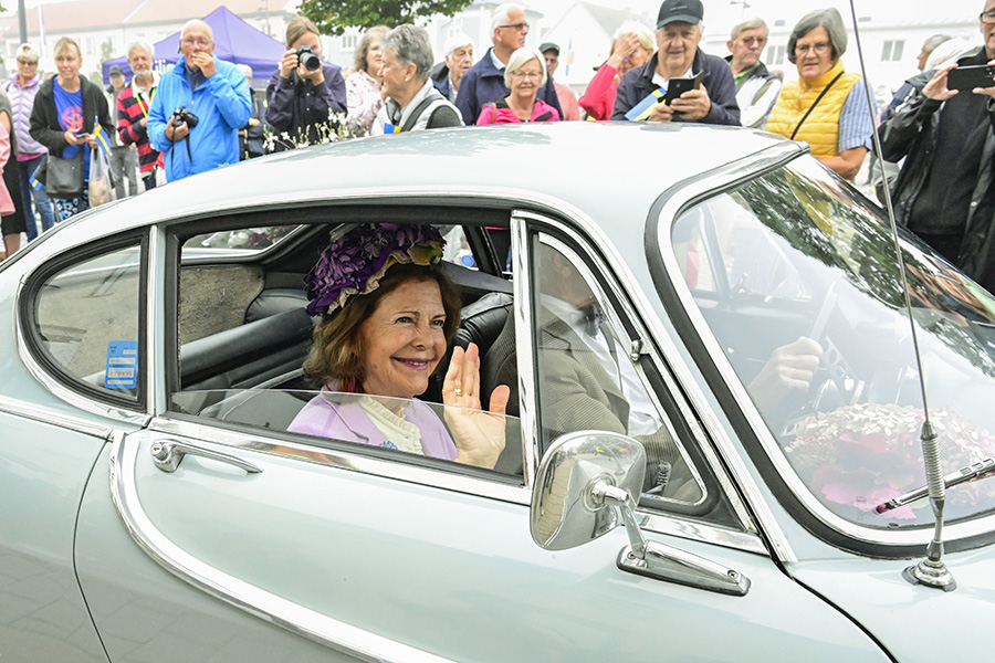 Kungens fartfyllda motorfest med drottning Silvia på Öland