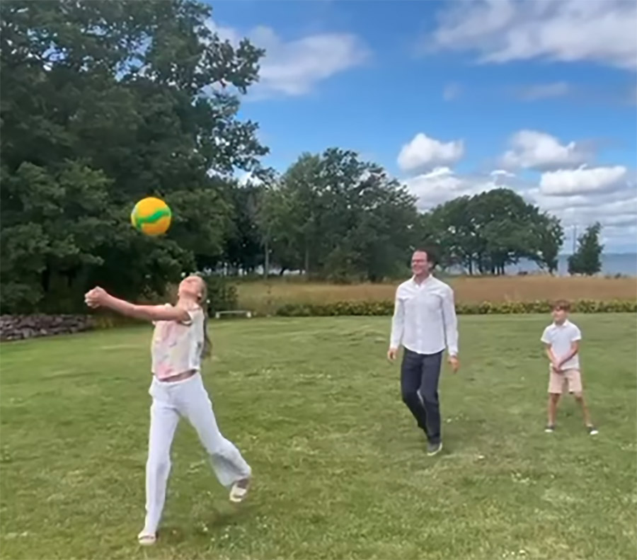 Prinsessan Estelles uppladdning – volleyboll med pappa Daniel