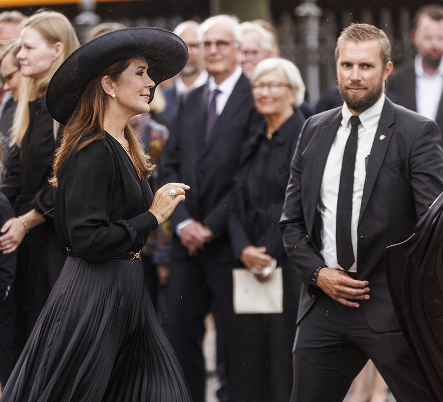 Oroväckande bilder: Drottning Mary otäckt skadad i ansiktet