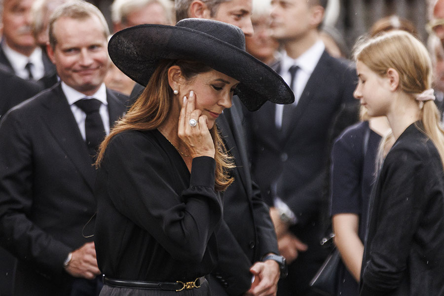 Oroväckande bilder: Drottning Mary otäckt skadad i ansiktet