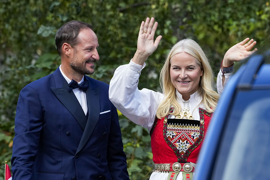 Stort jubel när Victoria överraskar på kungliga festen