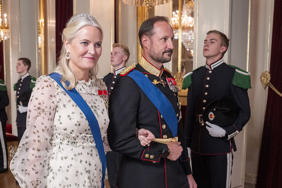 Mette-Marit skapar förvirring och kaos i Norge efter lyxfesten