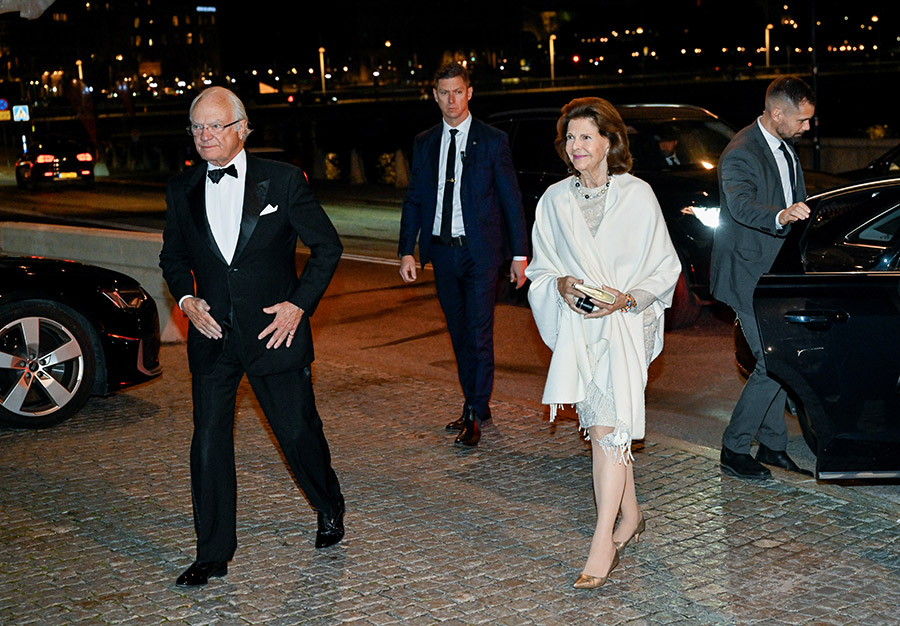 Kungen och Silvia såg okänd prins mitt i Stockholms city