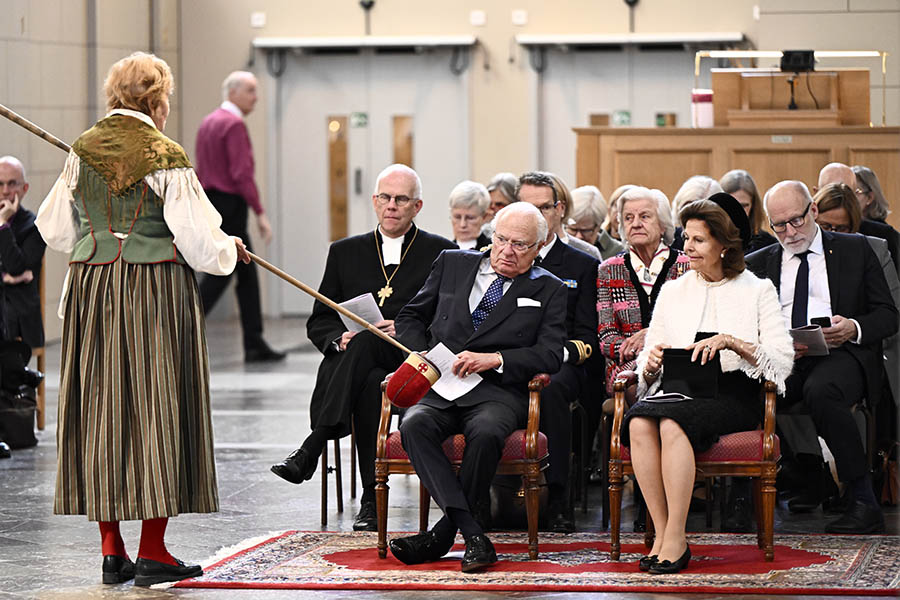 Kungens pengatrubbel framför Silvia i kyrkan överraskade alla