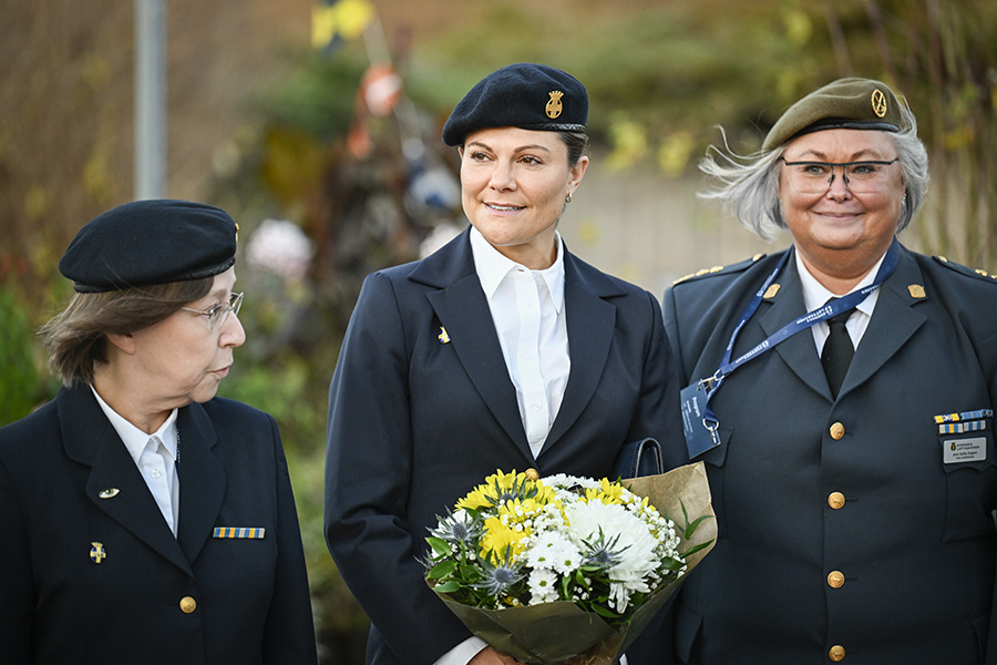 Victorias glada och blåsiga dag i basker – hyllade Lottakåren