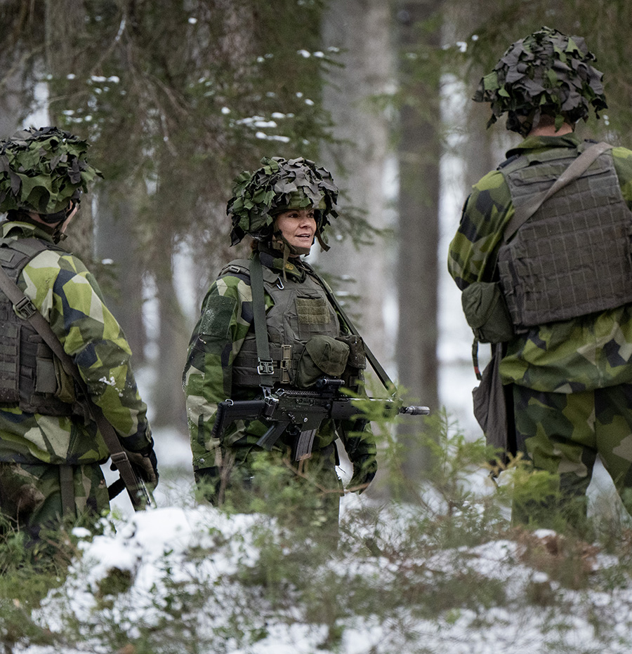 Skjutglad Victoria på uppdrag – fullt beväpnad ute i skogen