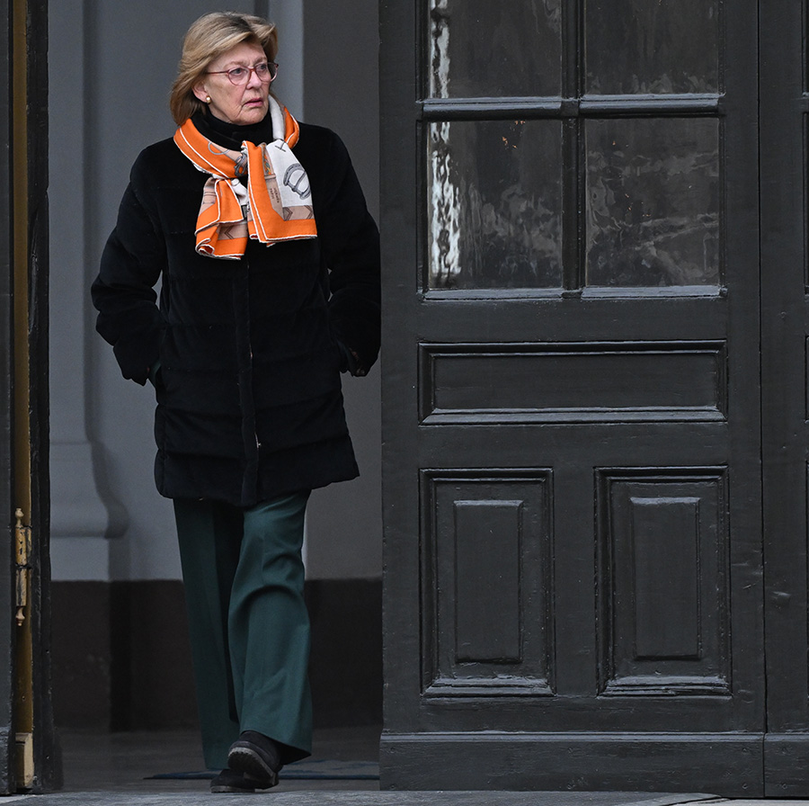 Silvias h&ouml;gra hand i storbr&aring;ket &ndash; hemliga varningen till hovet