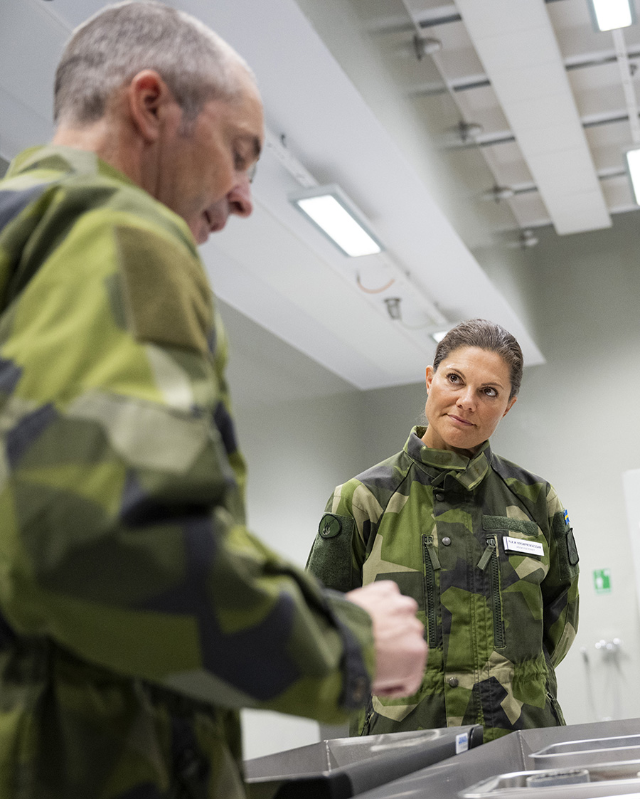 Kronprinsessan Victoria tillbaka i uniform – nu börjar allvaret!