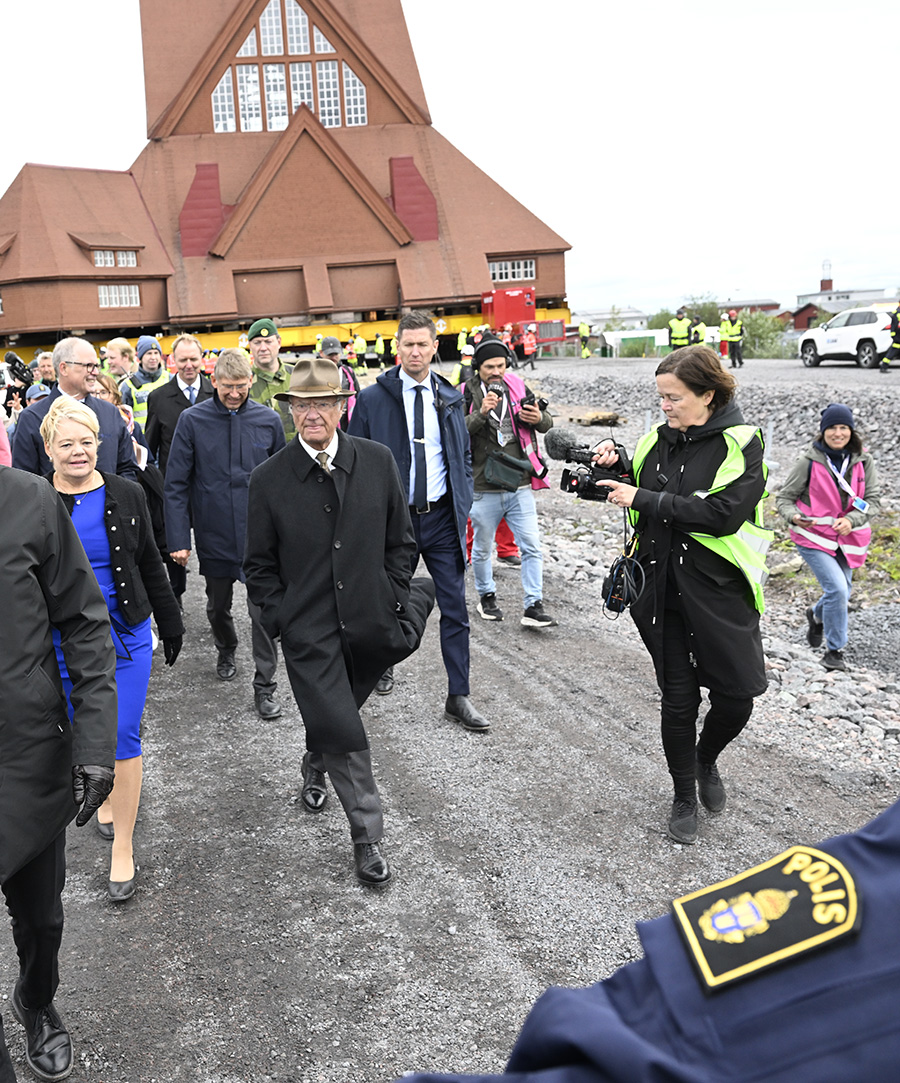 Kungens nya stil efter semestern: Glad som en lärka!