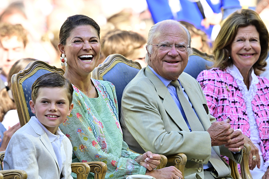 Kungens nya stil efter semestern: Glad som en lärka!