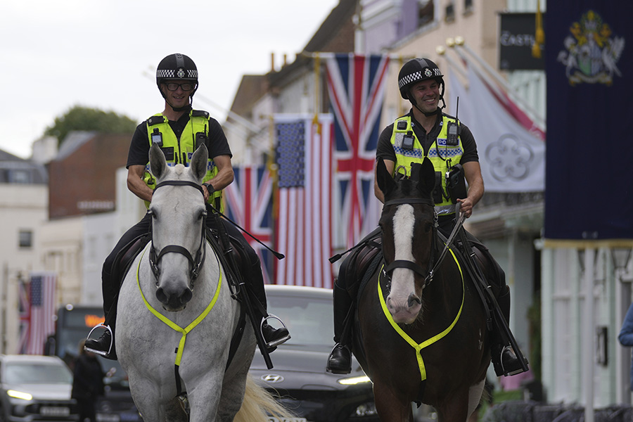 Trump träffar kung Charles – massiv polisarmé chockar britterna