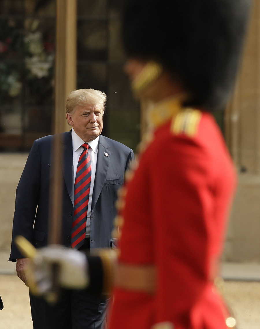 Trump träffar kung Charles – massiv polisarmé chockar britterna