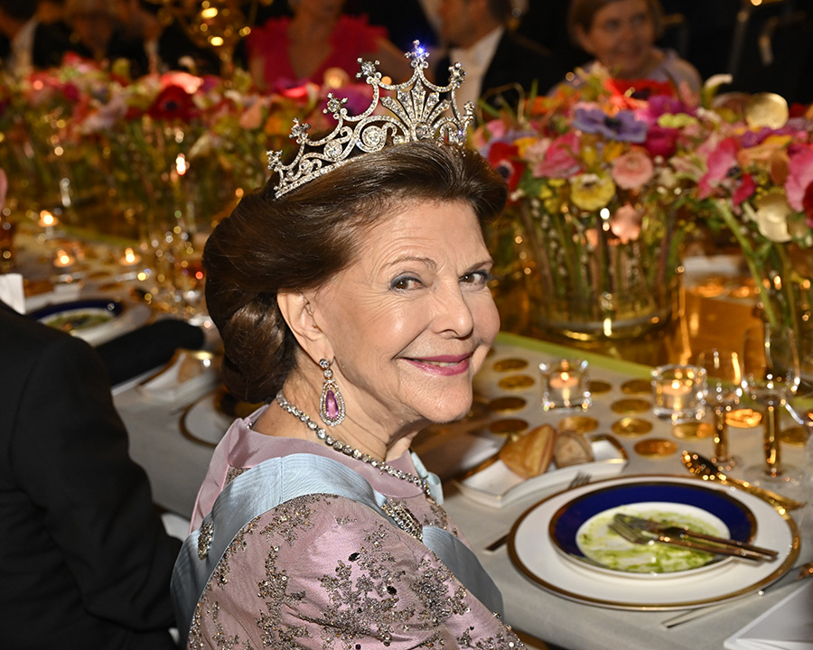 Sanningen om Silvias okända peruker – hovet tiger om håret