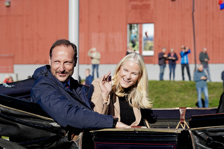 Hovets besked: Mette-Marit till sjukhus – vårdas av läkare