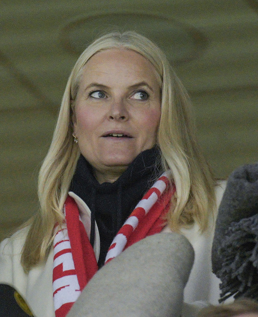 Hovets besked: Mette-Marit till sjukhus – vårdas av läkare