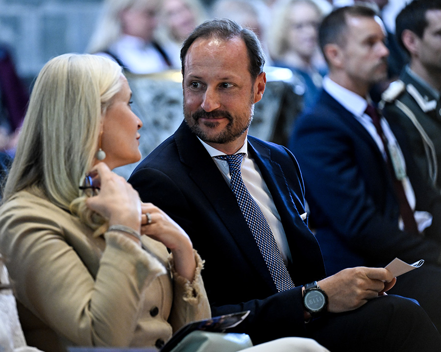 Hovets besked: Mette-Marit till sjukhus – vårdas av läkare