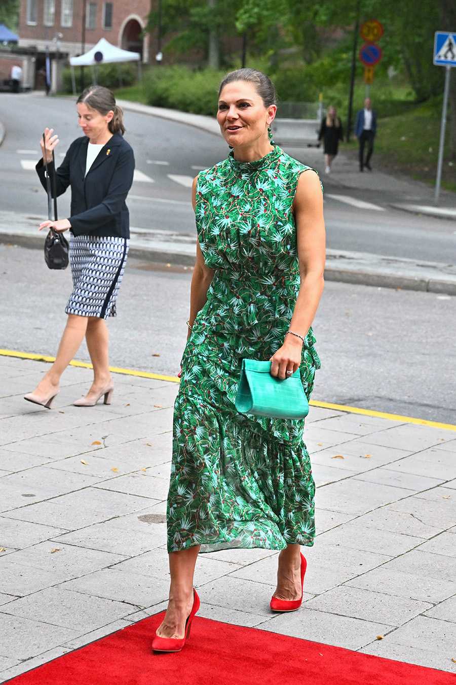 Avslöjat: Victoria festade loss med Lena Endre på innekrogen