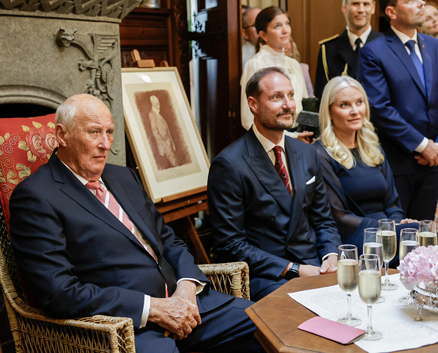 Haakon och Mette-Marits hårda kamp – står enade under krisen