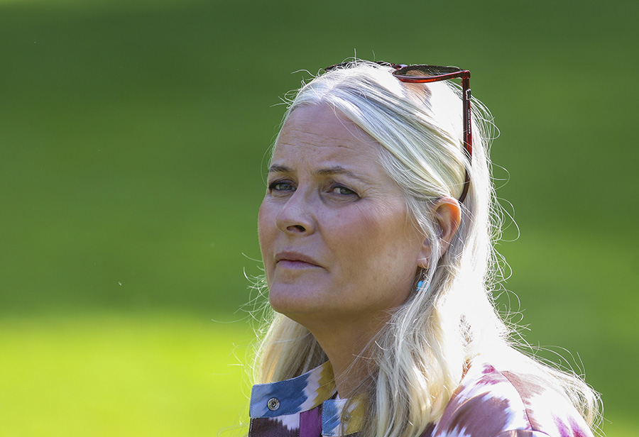 Övergiven Mette-Marit inlagd på sjukhus – lämnad av Haakon