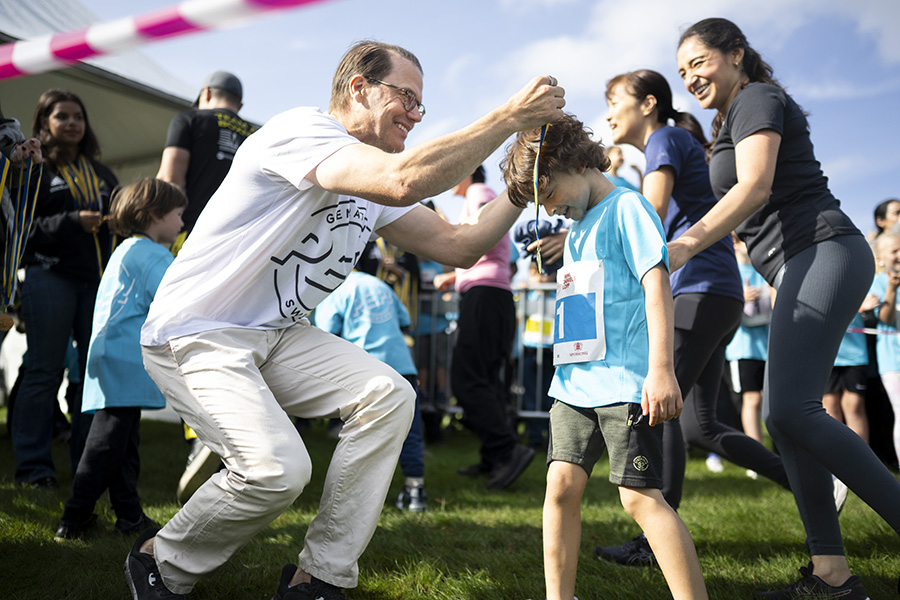Prins Daniels skrattfest i parken – men var är Victoria?