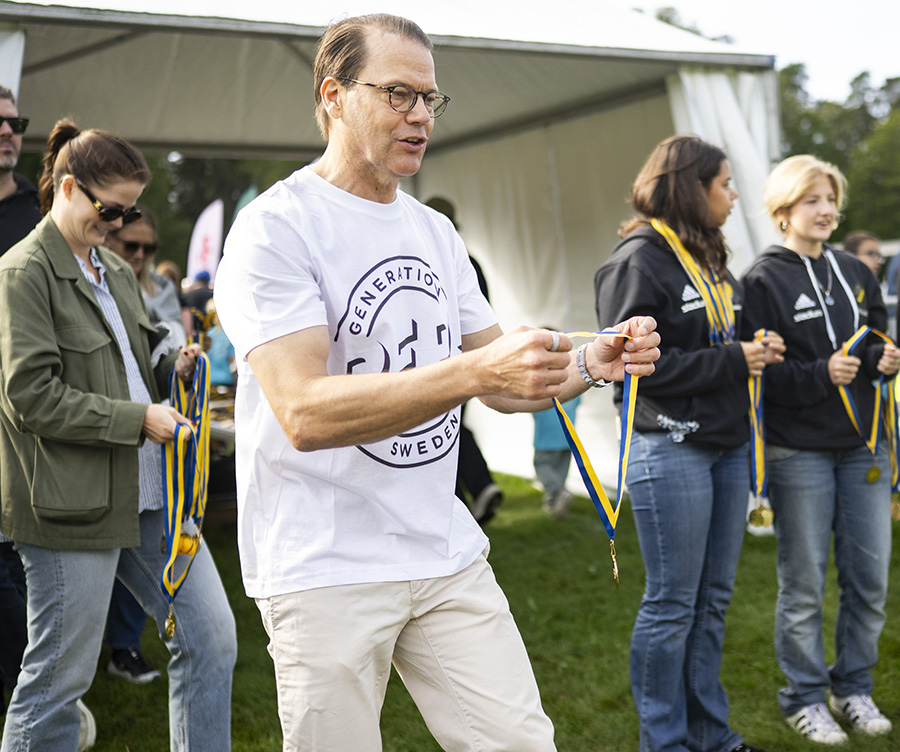 Prins Daniels skrattfest i parken – men var är Victoria?