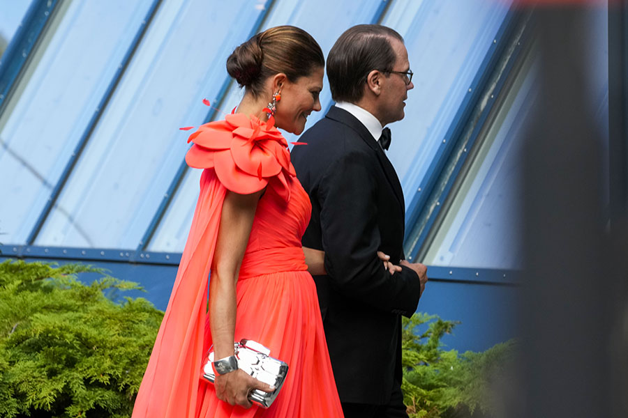 Experten rasande efter bilderna på prins Daniel – förnedrande!