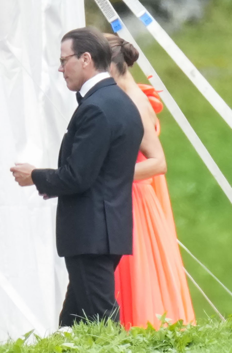 Experten rasande efter bilderna på prins Daniel – förnedrande!