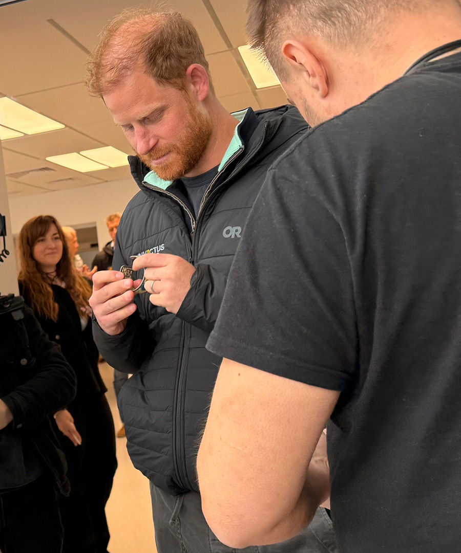 Prins Harry tillbaka i England – hedrar drottning Elizabeth