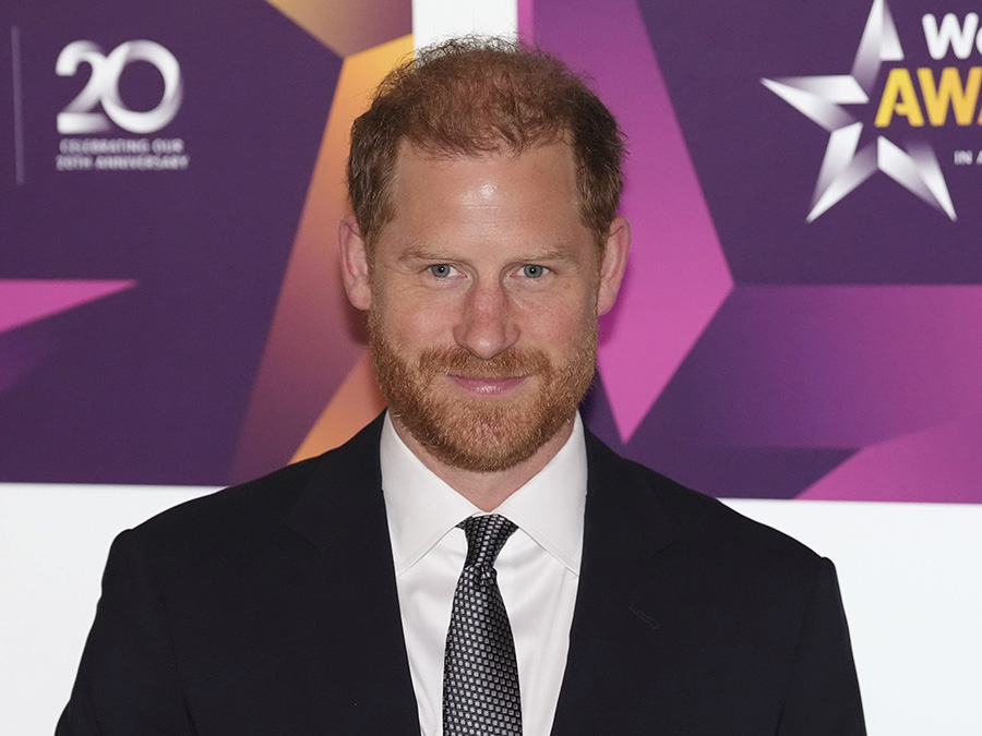 Prins Harry tillbaka i England – hedrar drottning Elizabeth