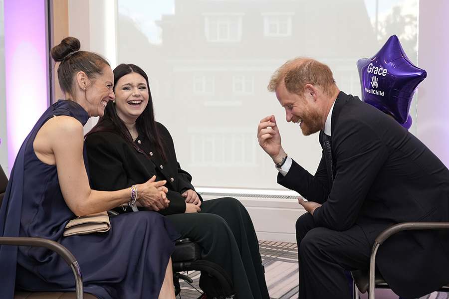 Prins Harry tillbaka i England – hedrar drottning Elizabeth