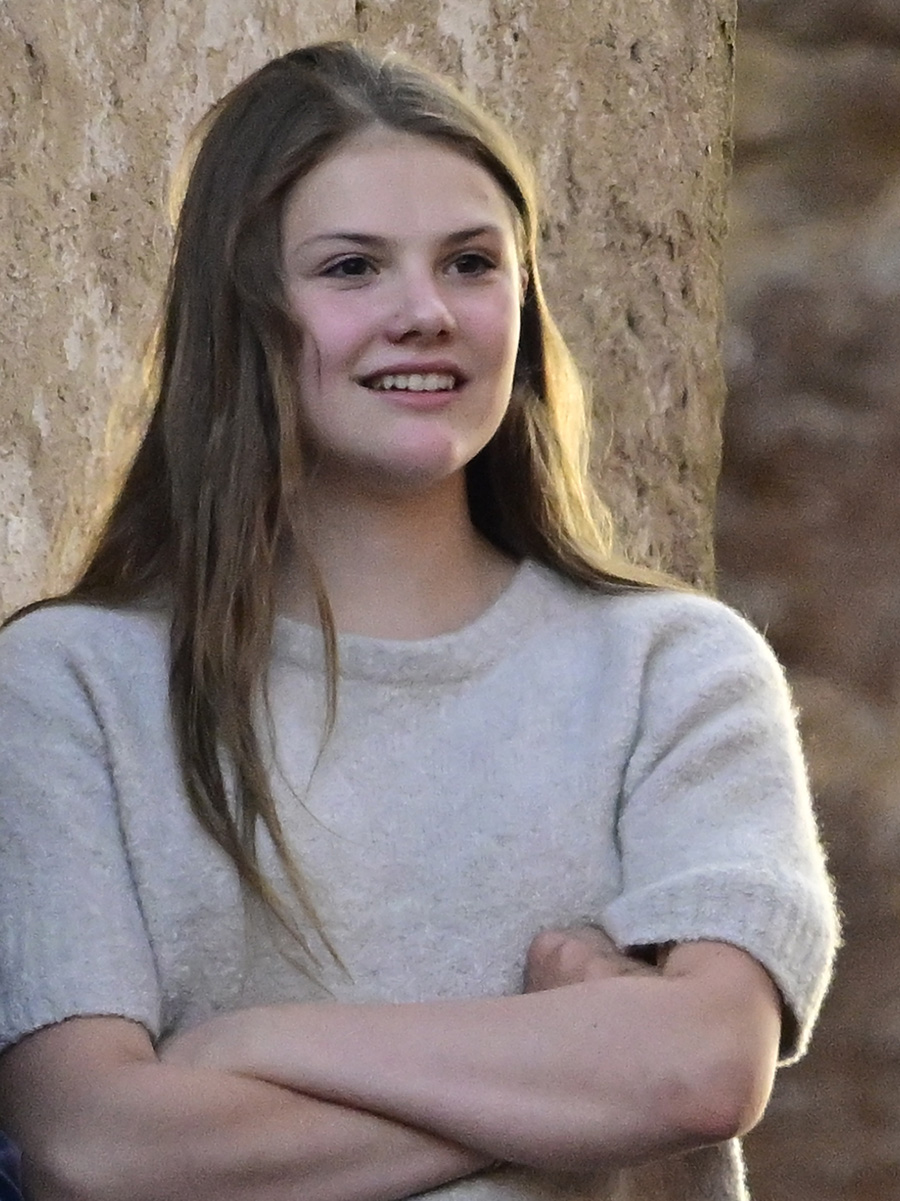 Estelle mitt i dramat – hovet rasar mot nya skandalfilmen