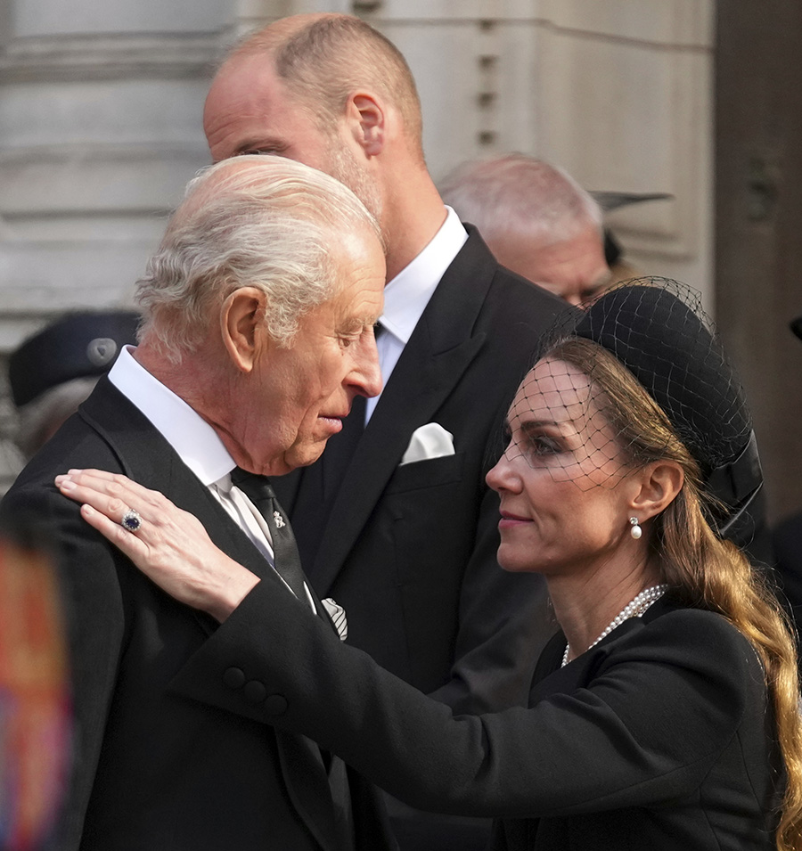 Kate i tårar – här tröstar hon kung Charles i svåra stunden