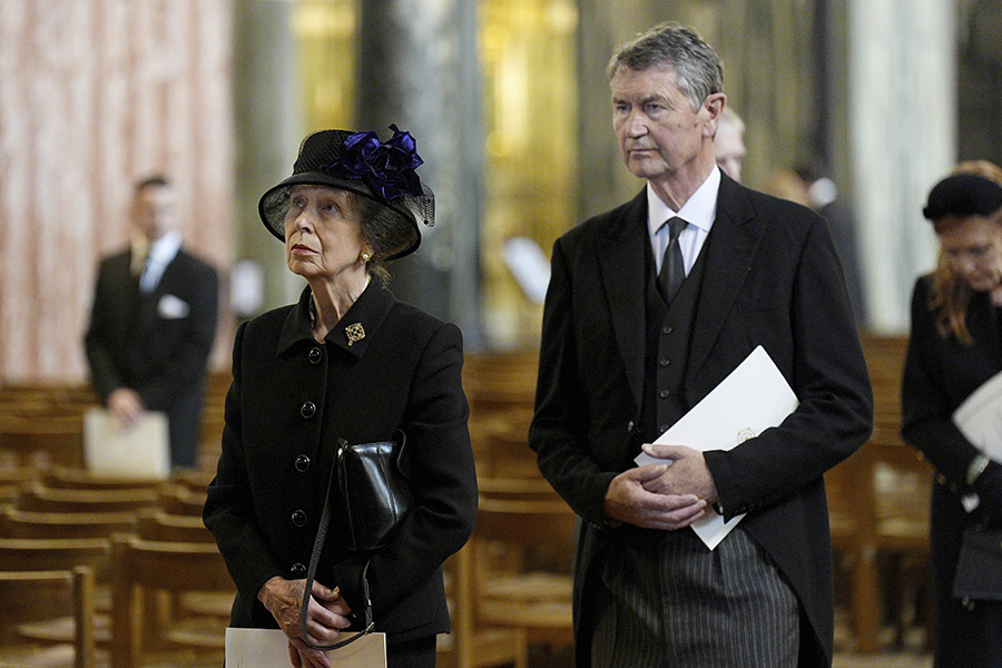 Kate i tårar – här tröstar hon kung Charles i svåra stunden