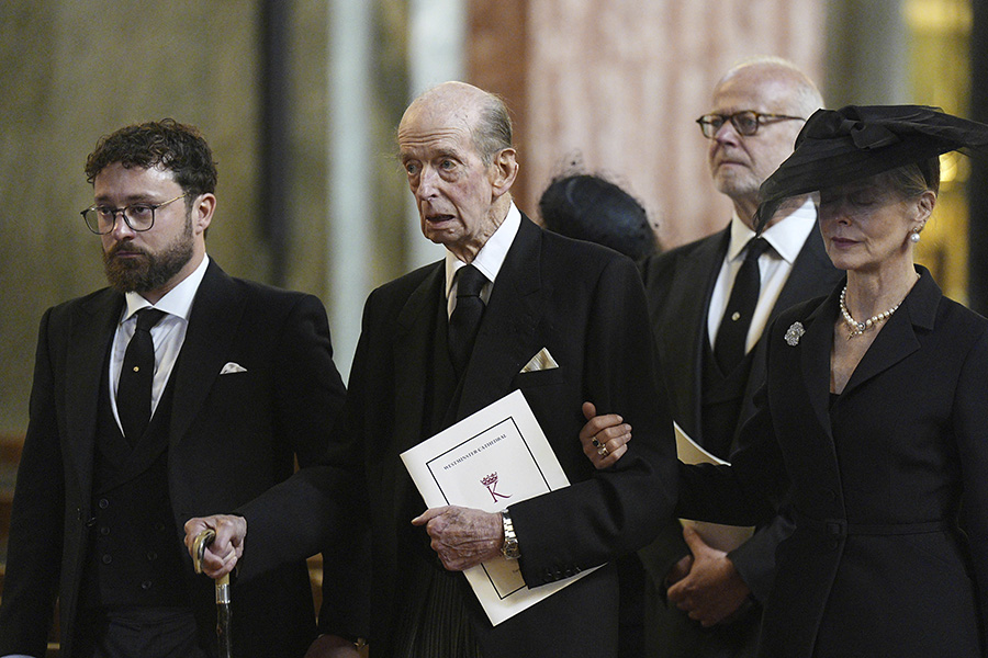 Kate i tårar – här tröstar hon kung Charles i svåra stunden