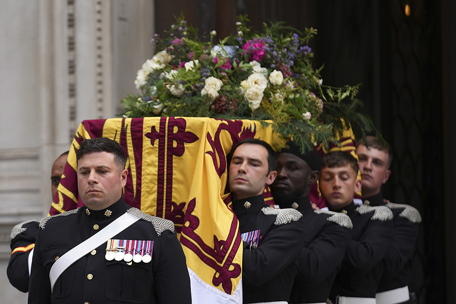 Kate i tårar – här tröstar hon kung Charles i svåra stunden