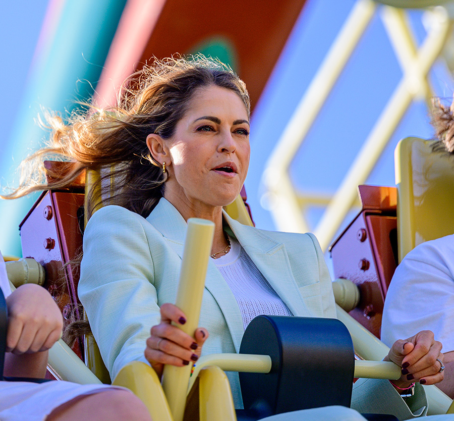 Madeleines fartfyllda skratt på Gröna Lund – strålar av glädje!
