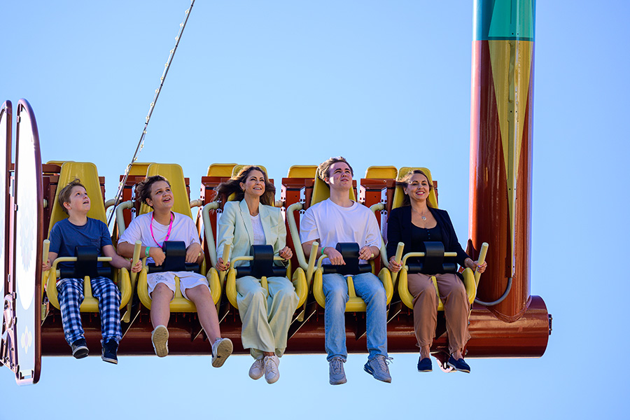 Madeleines fartfyllda skratt på Gröna Lund – strålar av glädje!