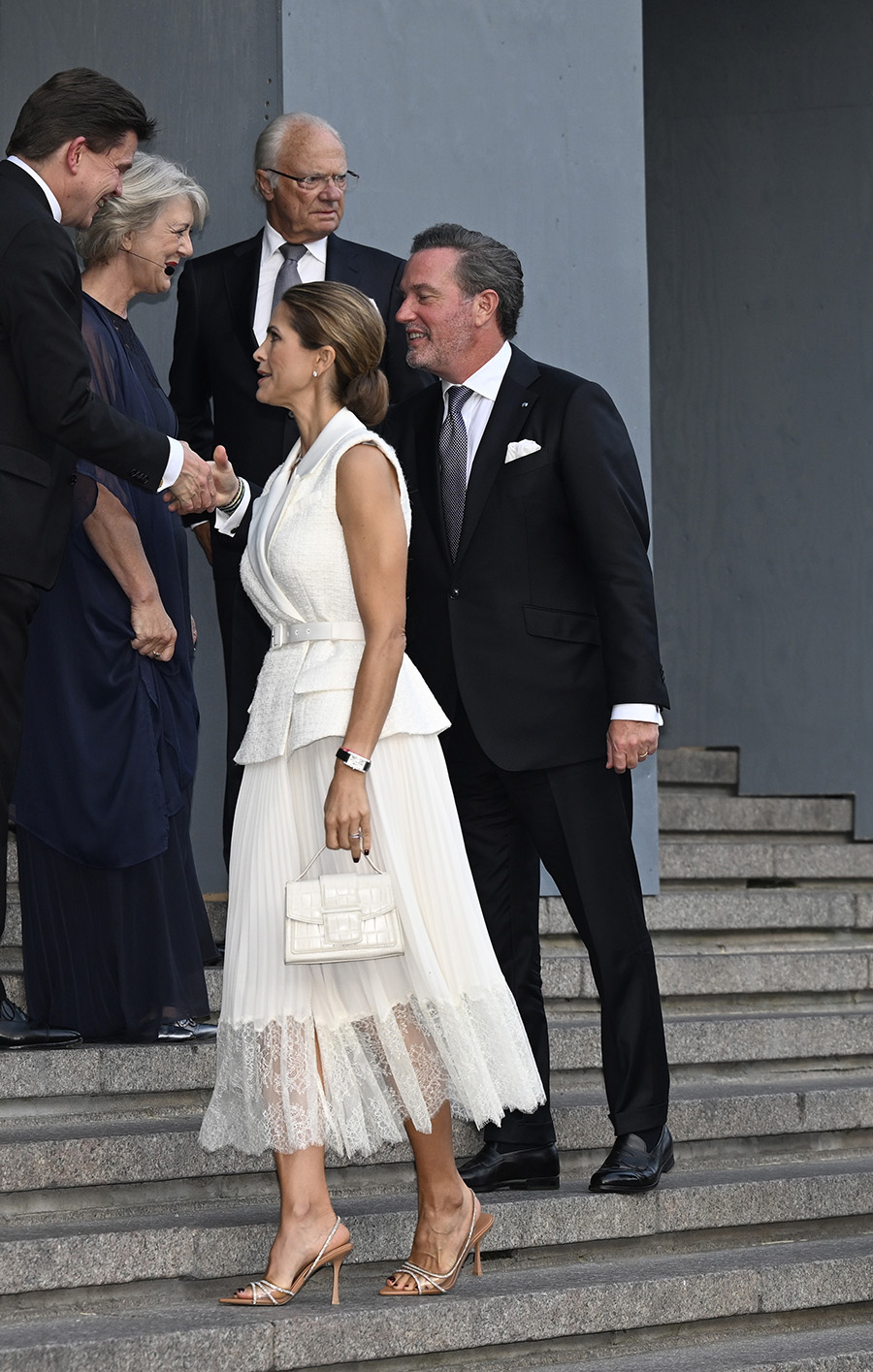 Madeleines sanslösa lyxchock – avslöjas på röda mattan!