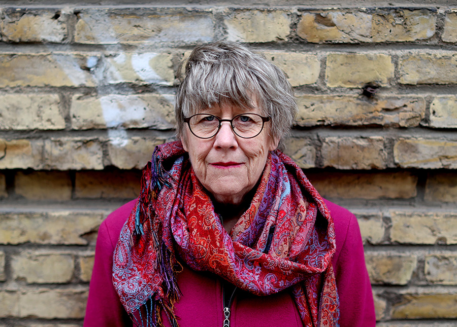 Madeleine skyddas av livvakter när skandalkrämerna lanseras