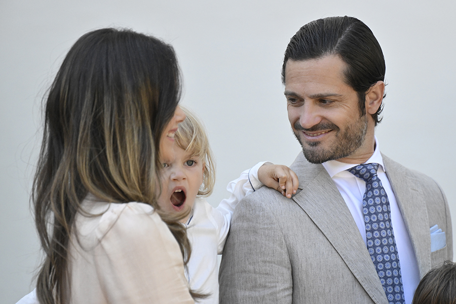 Prins Carl Philip pekas ut: "Slickade sylt från naken kropp!"