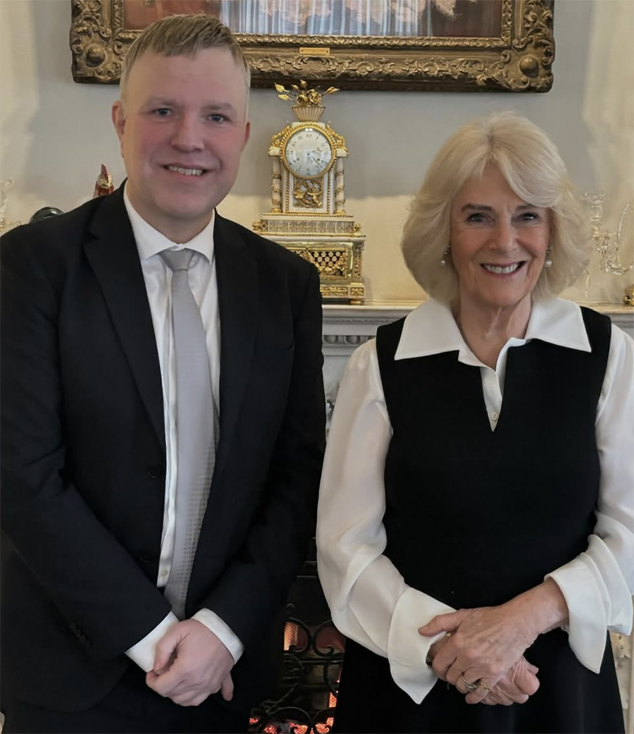 Experten rasande efter bilderna på prins Daniel – förnedrande!