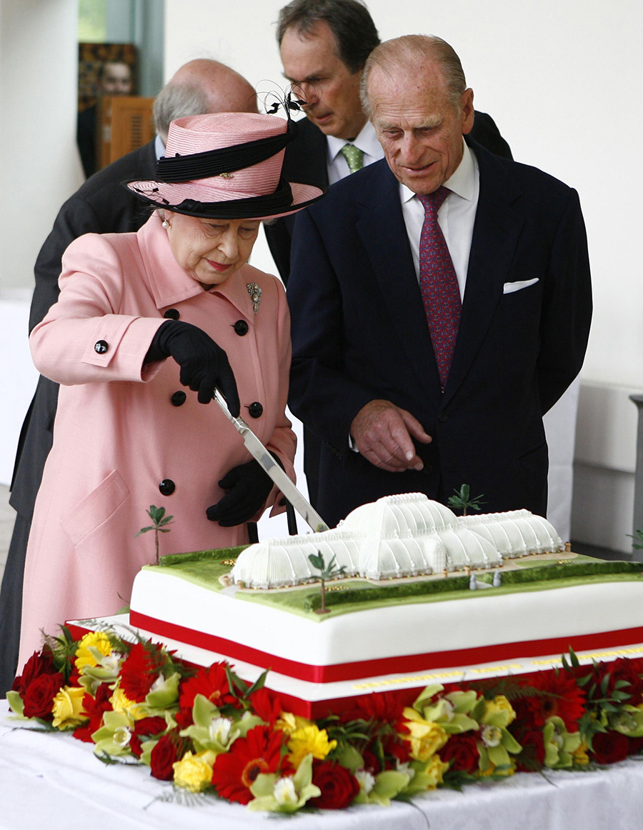 Drottning Elizabeths gamla kaka till salu – efter 78 år!