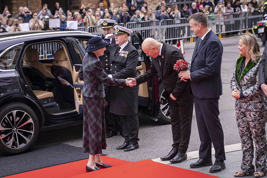 Rörande kramarna: Margrethe och Frederik hyllas av folket!