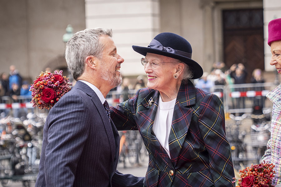 Rörande kramarna: Margrethe och Frederik hyllas av folket!