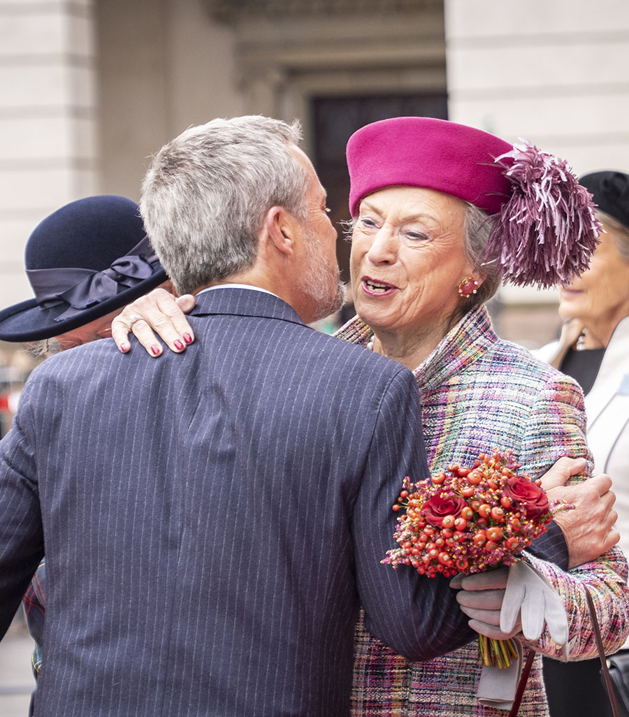 Rörande kramarna: Margrethe och Frederik hyllas av folket!
