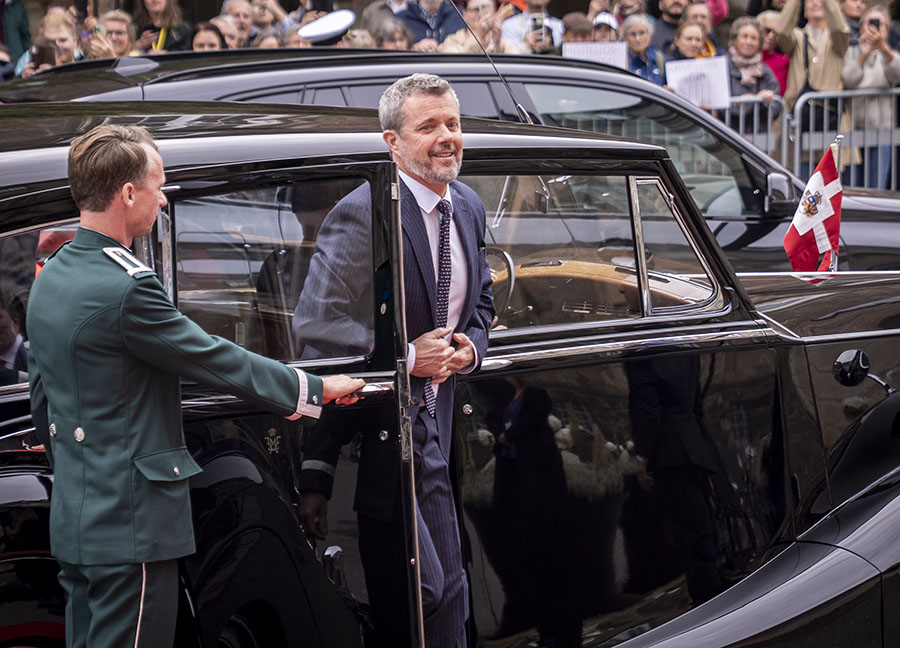 Rörande kramarna: Margrethe och Frederik hyllas av folket!