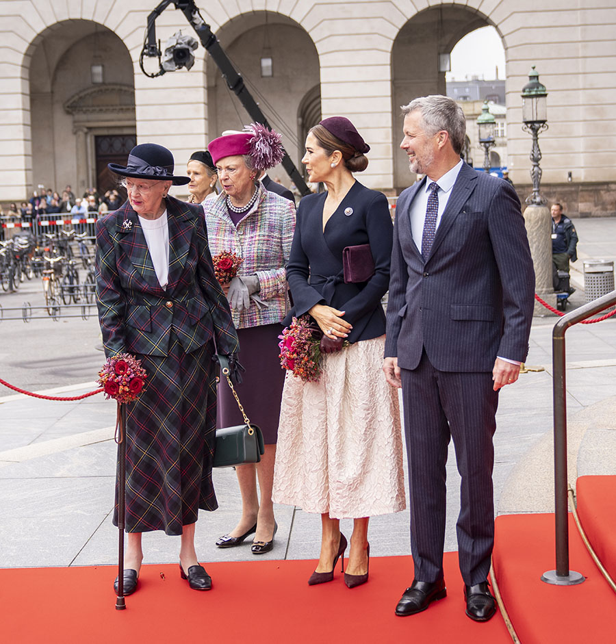 Rörande kramarna: Margrethe och Frederik hyllas av folket!