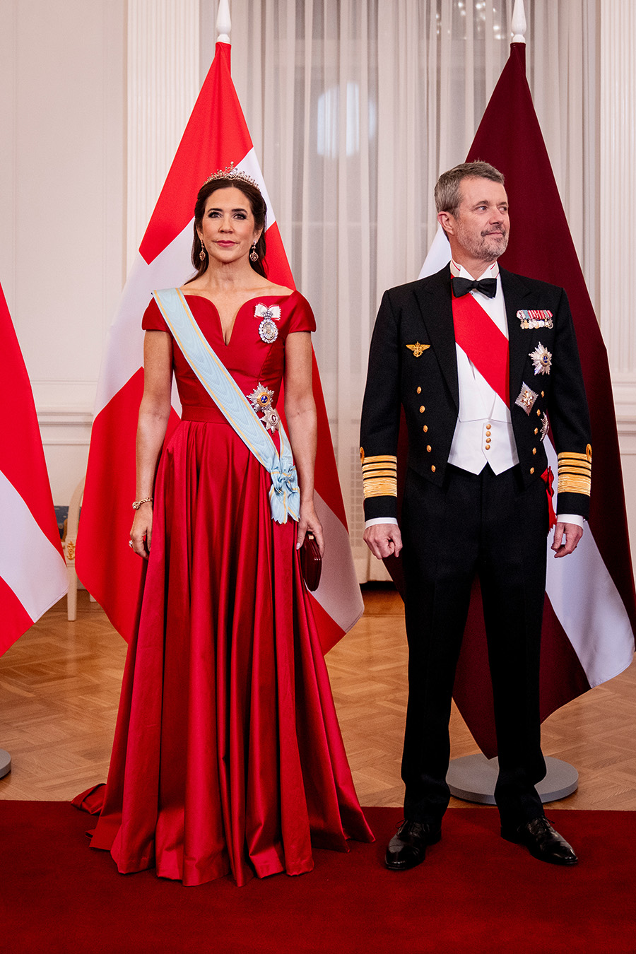 Drottning Marys röda triumf i Riga – se läckra galabilderna!